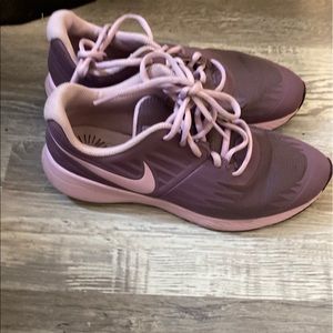 Kids Nike size 6 fit women 8